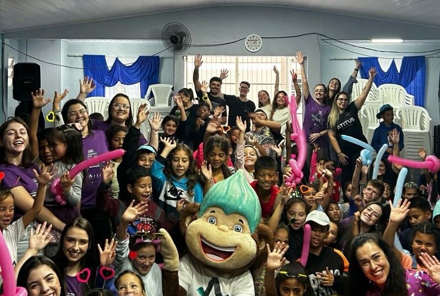 Atlética Pantera, do Direito, leva chocolate, carinho e educação a crianças em ação solidária
