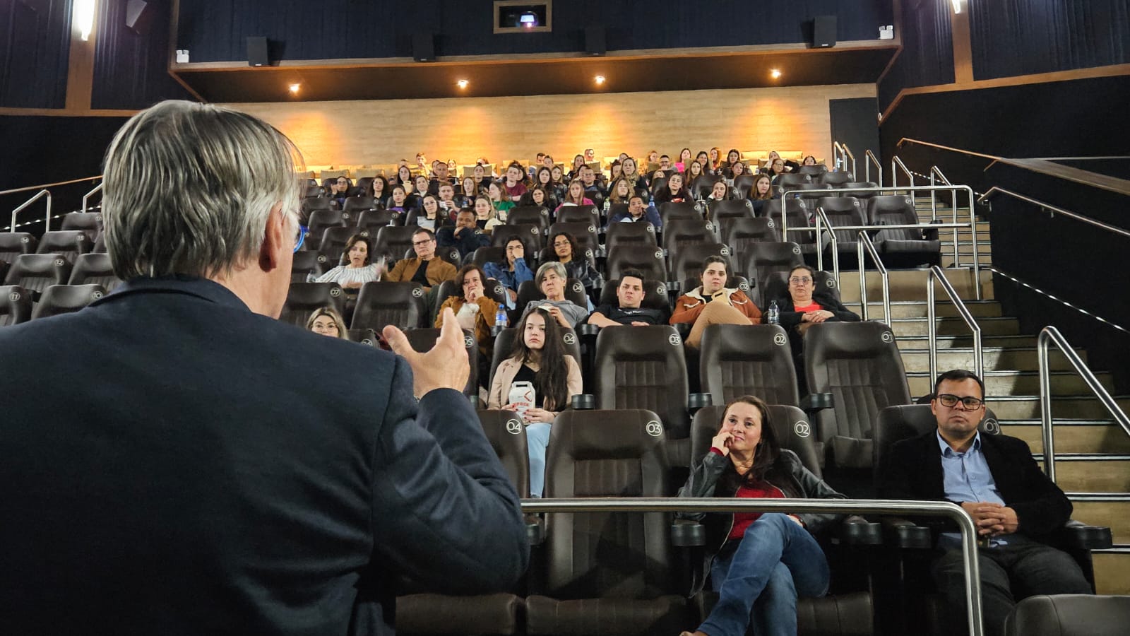 Acadêmicos prestigiam o lançamento do filme "A História de Nós Três e de Nós Quatro"