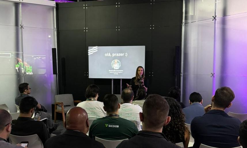 Diretora da Escola de Negócios e Tecnologia da Atitus apresenta painel na Febraban Tech