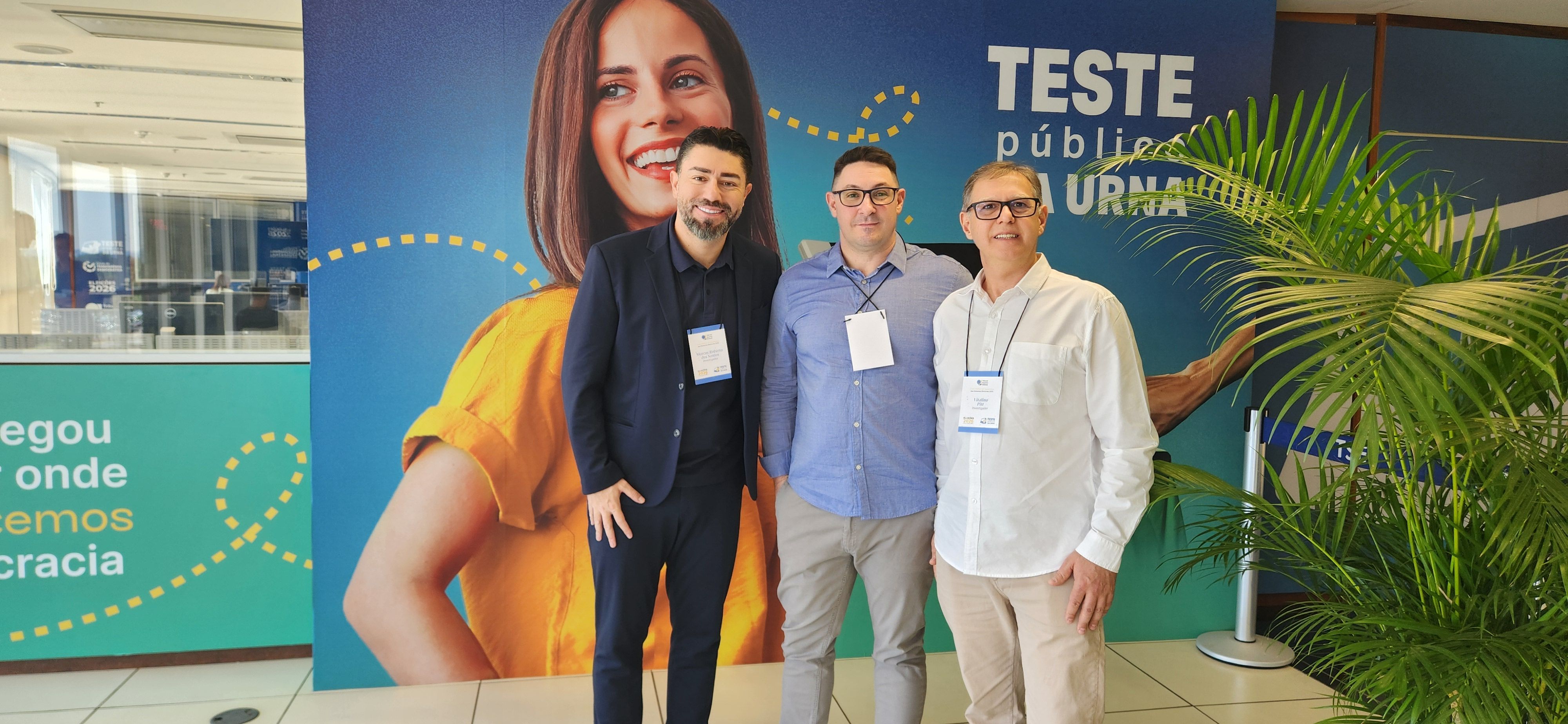 Professores e alunos da Atitus testam urnas eletrônicas em Teste Público de Segurança do TSE