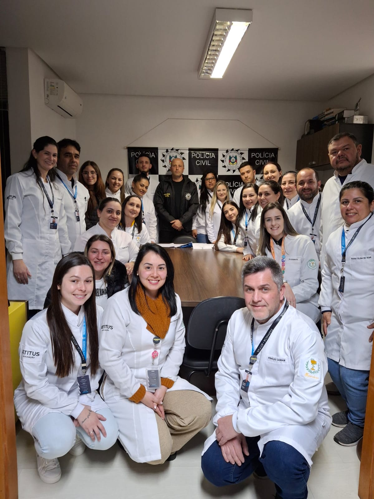 Alunos de Farmácia participam de visita técnica à 1ª Delegacia de Polícia Civil
