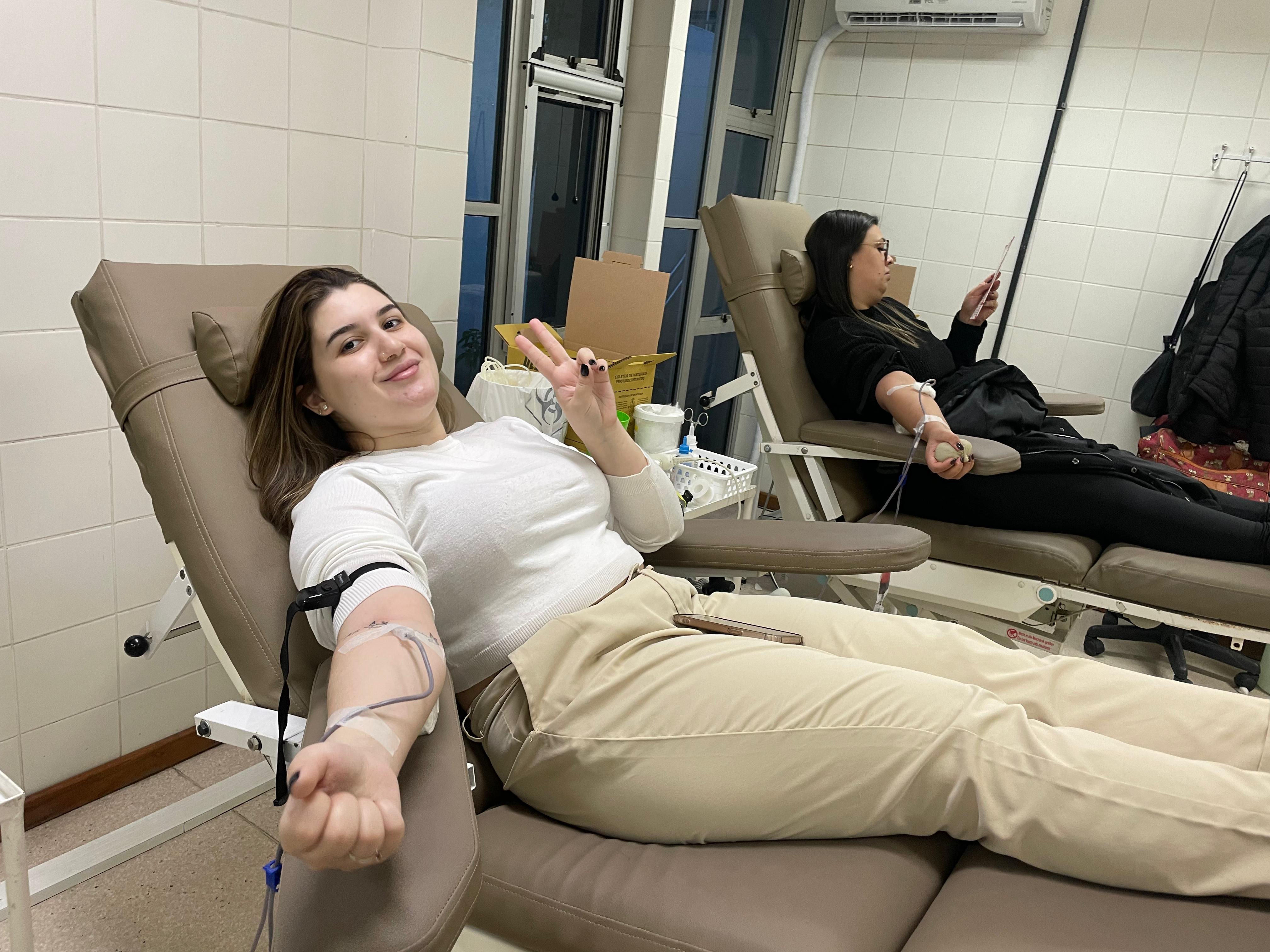 Alunos da Enfermagem doam sangue em ação solidária