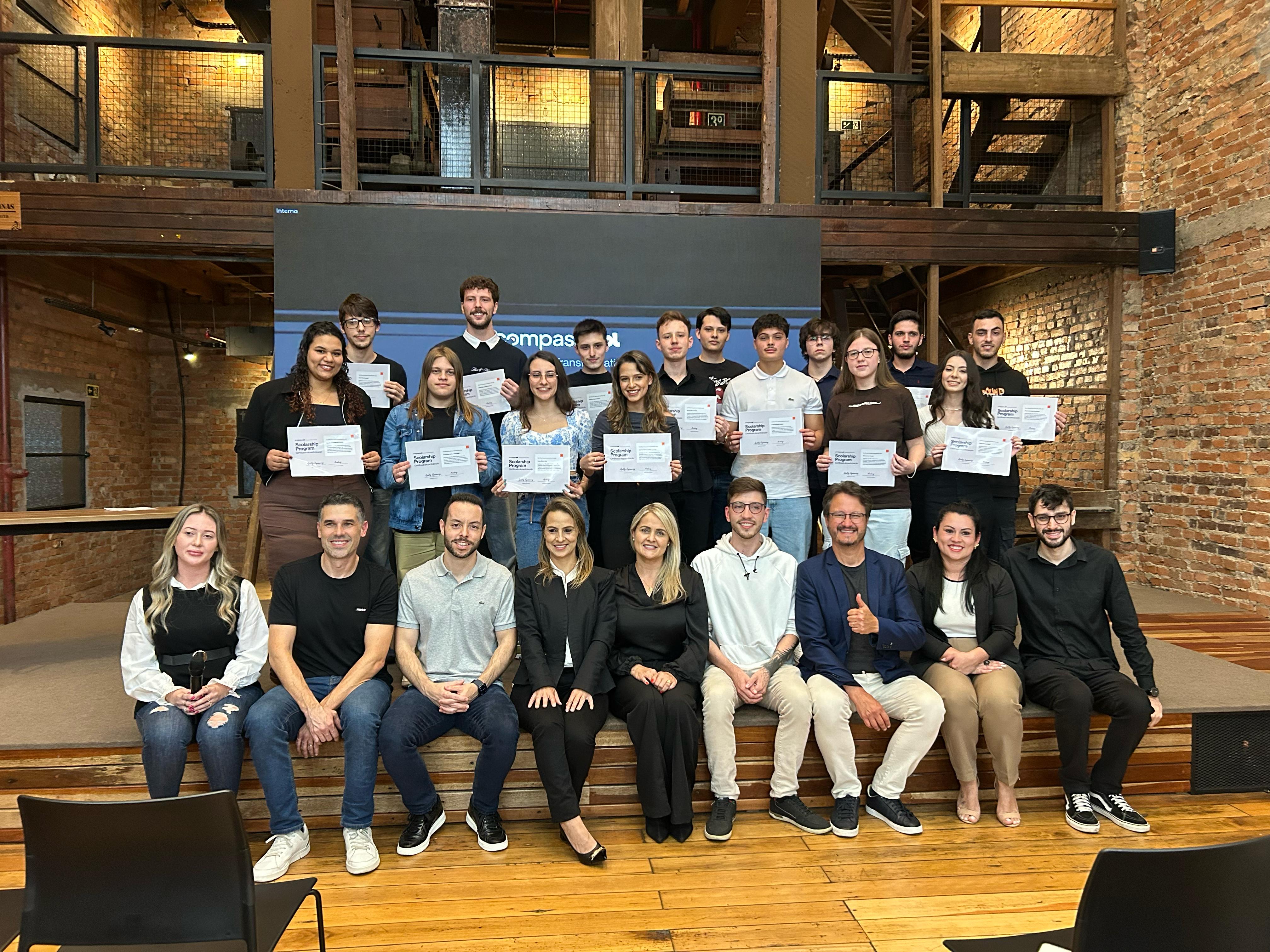 Estudantes celebram formatura em programa de bolsas da Compass UOL