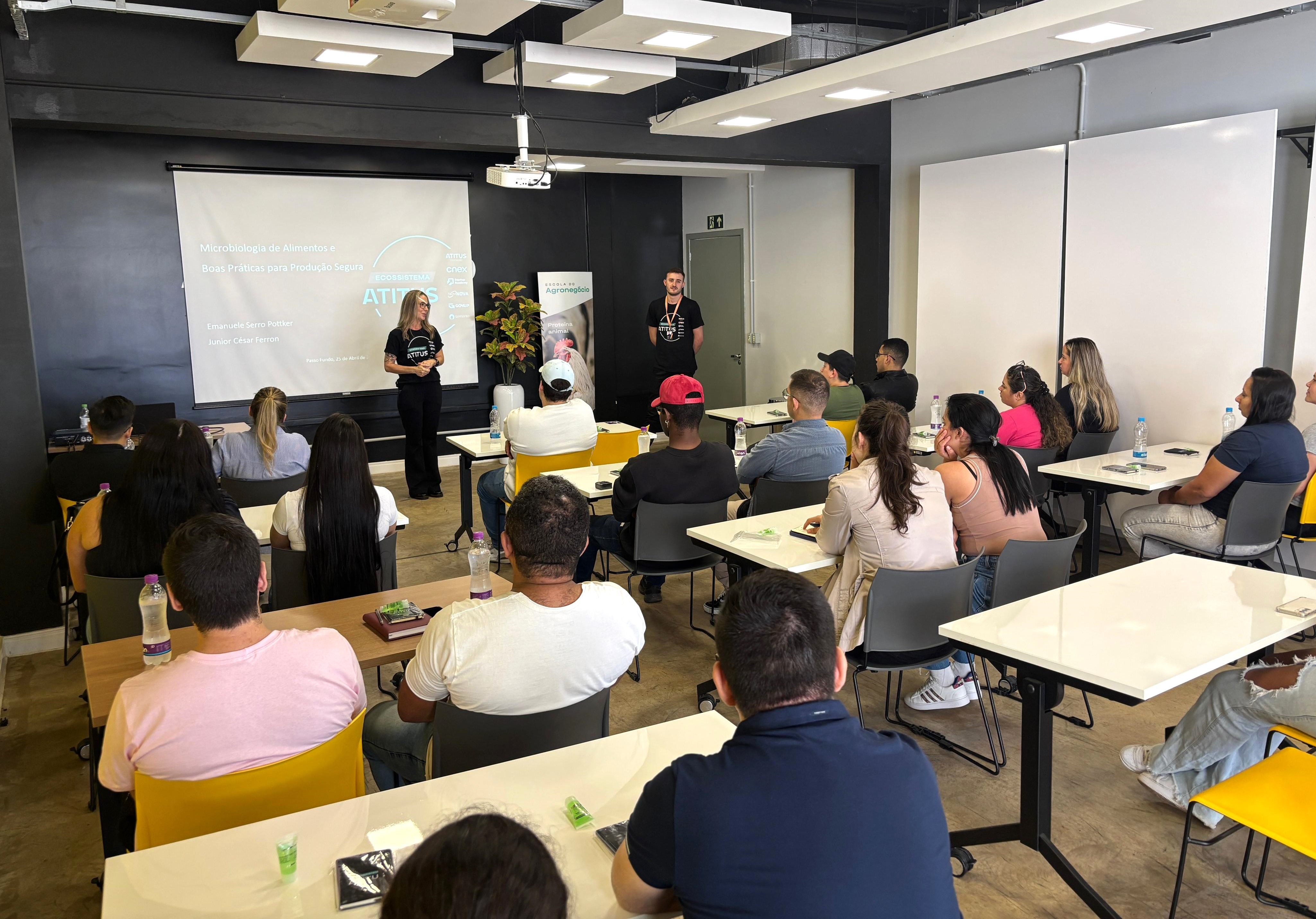 Professores da Atitus ministraram treinamento para colaboradores da JBS
