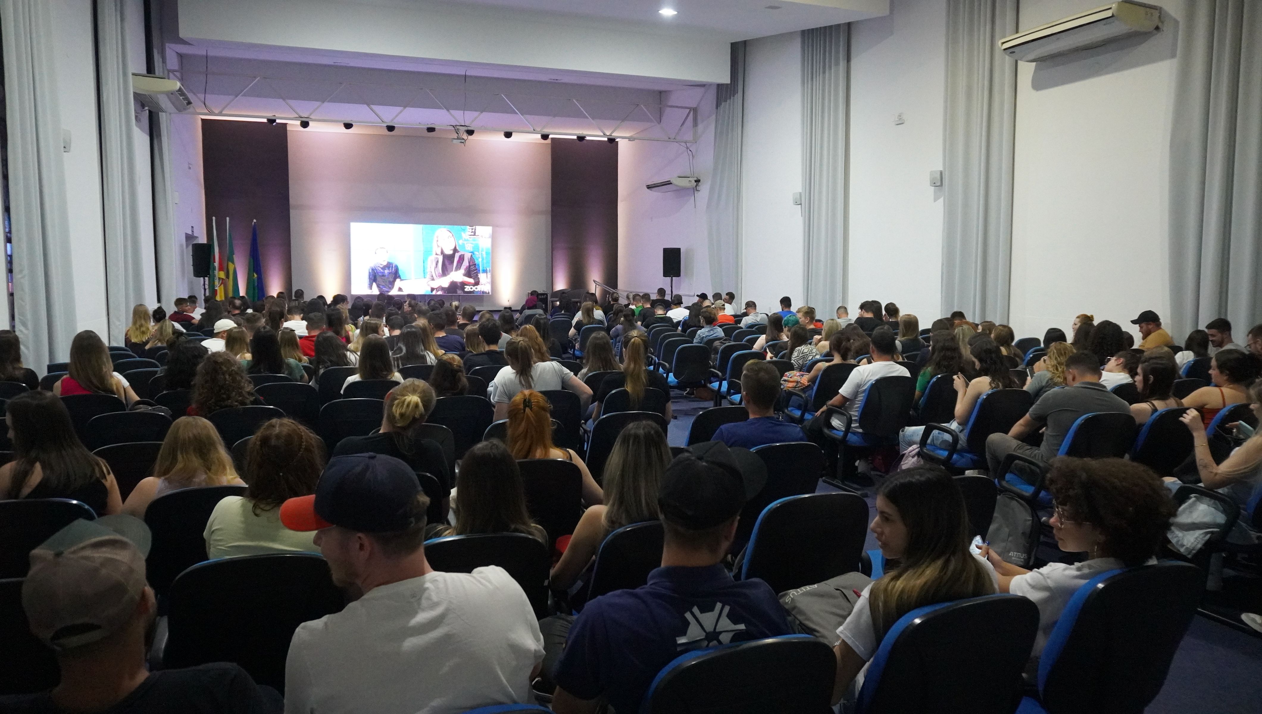 Bate-papo sobre carreira reúne mais de 3 mil alunos da Atitus