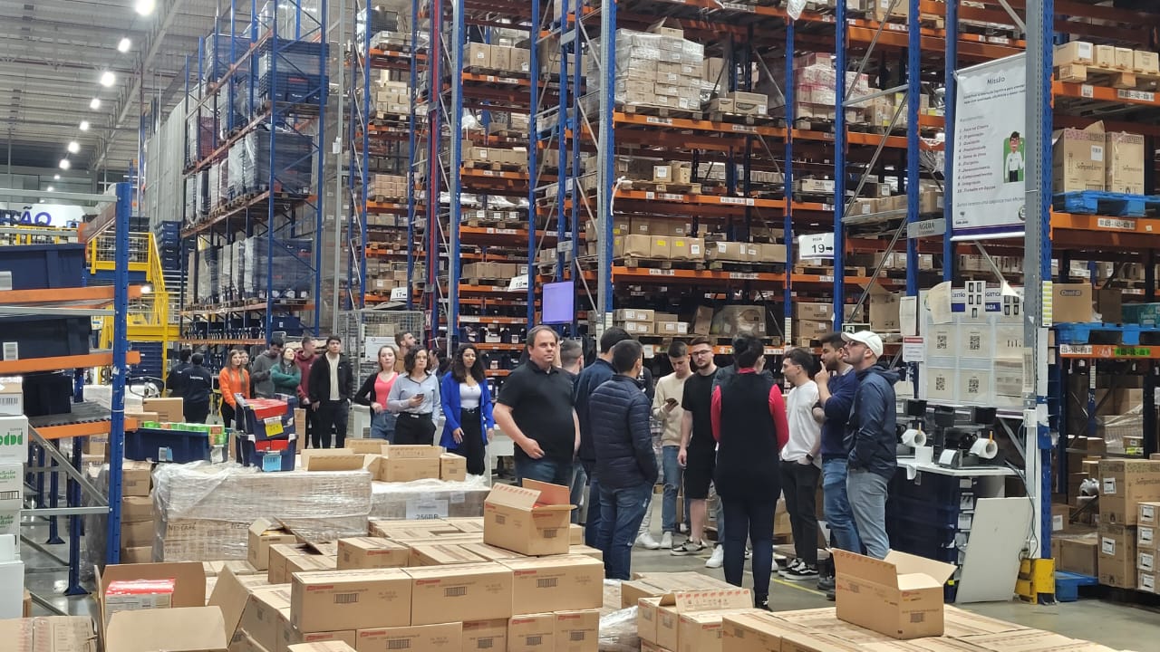 Alunos da Atitus visitam centro de distribuição da Rede de Farmácias São João