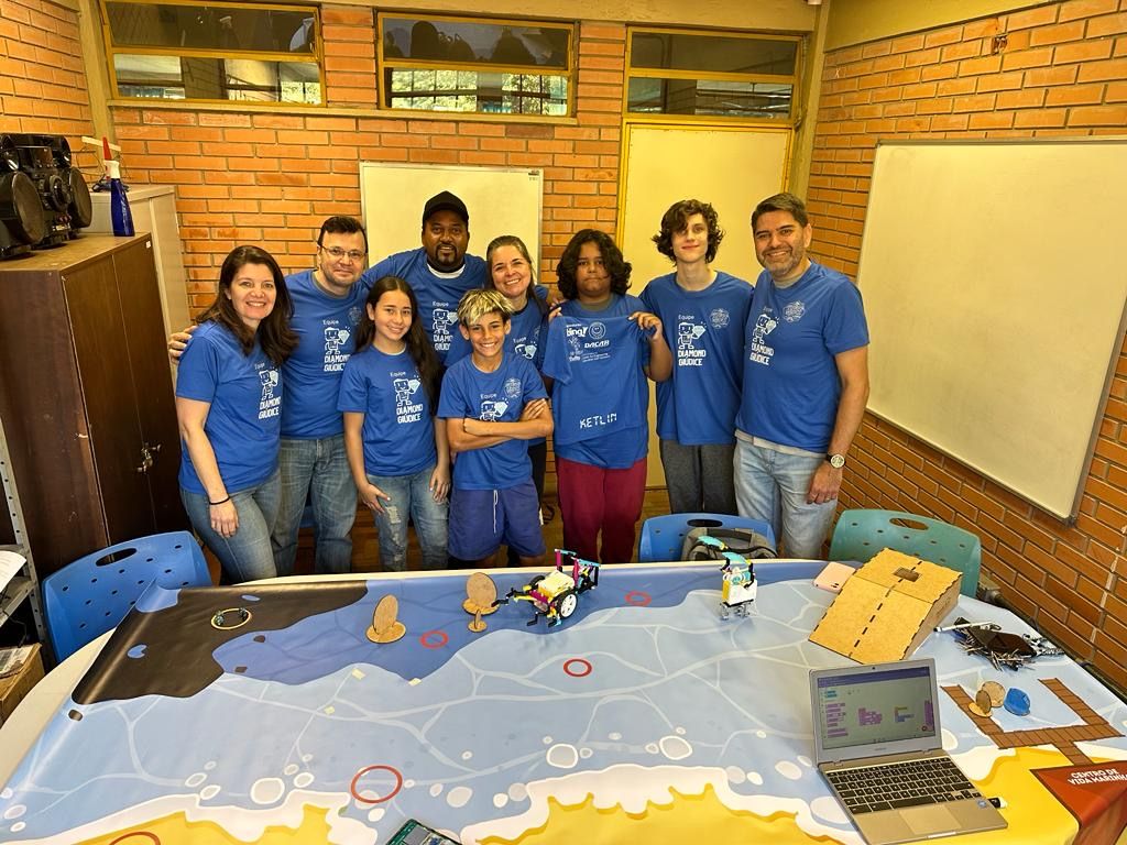 Professora e aluno da Atitus são voluntários  de projeto social de robótica educacional