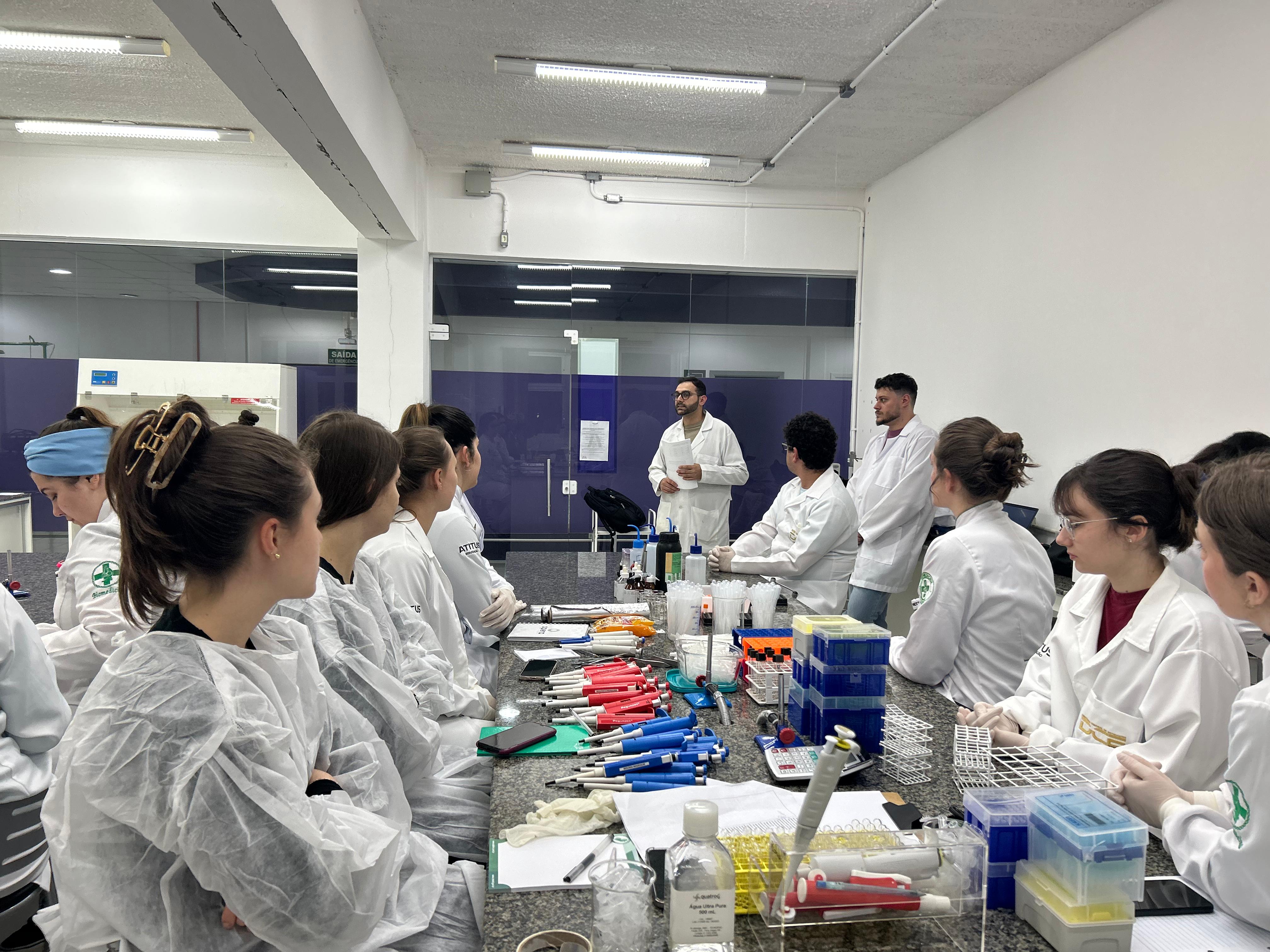 Inspira Biomed conecta estudantes de Biomedicina com o mercado