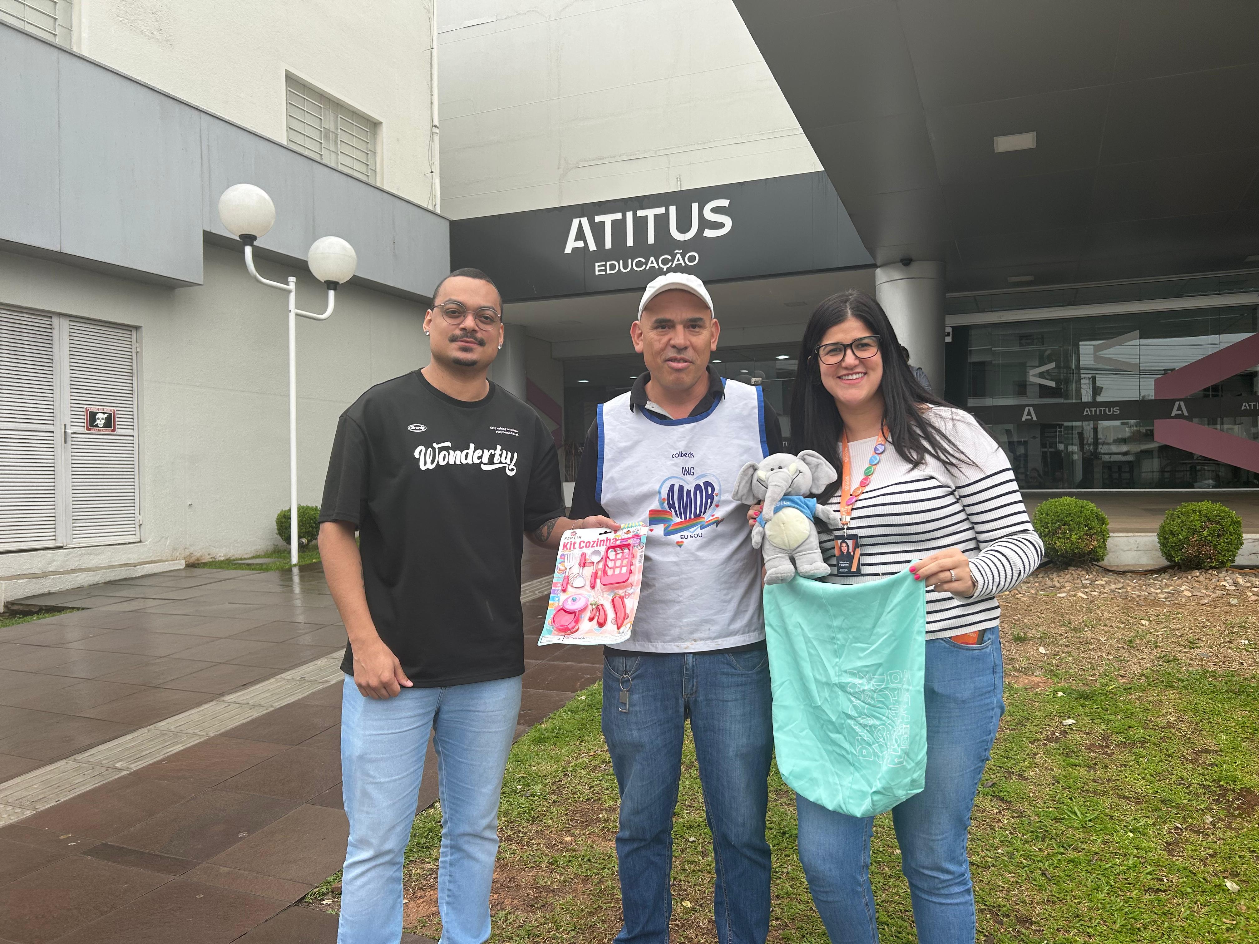Atitus doa mais de 200 brinquedos para ONG Amor