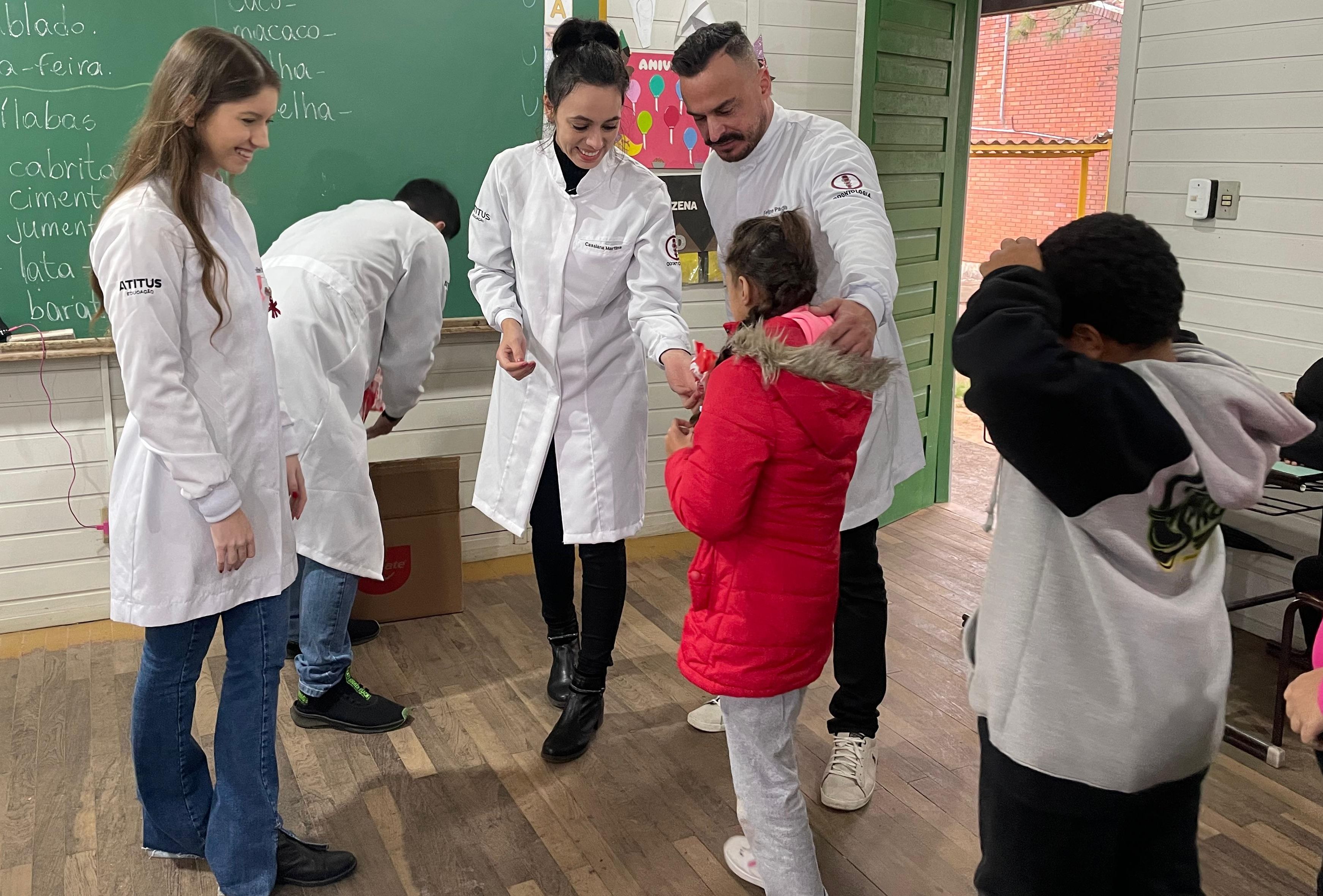 Estudantes da Odontologia conscientizam alunos de escolas públicas em Porto Alegre