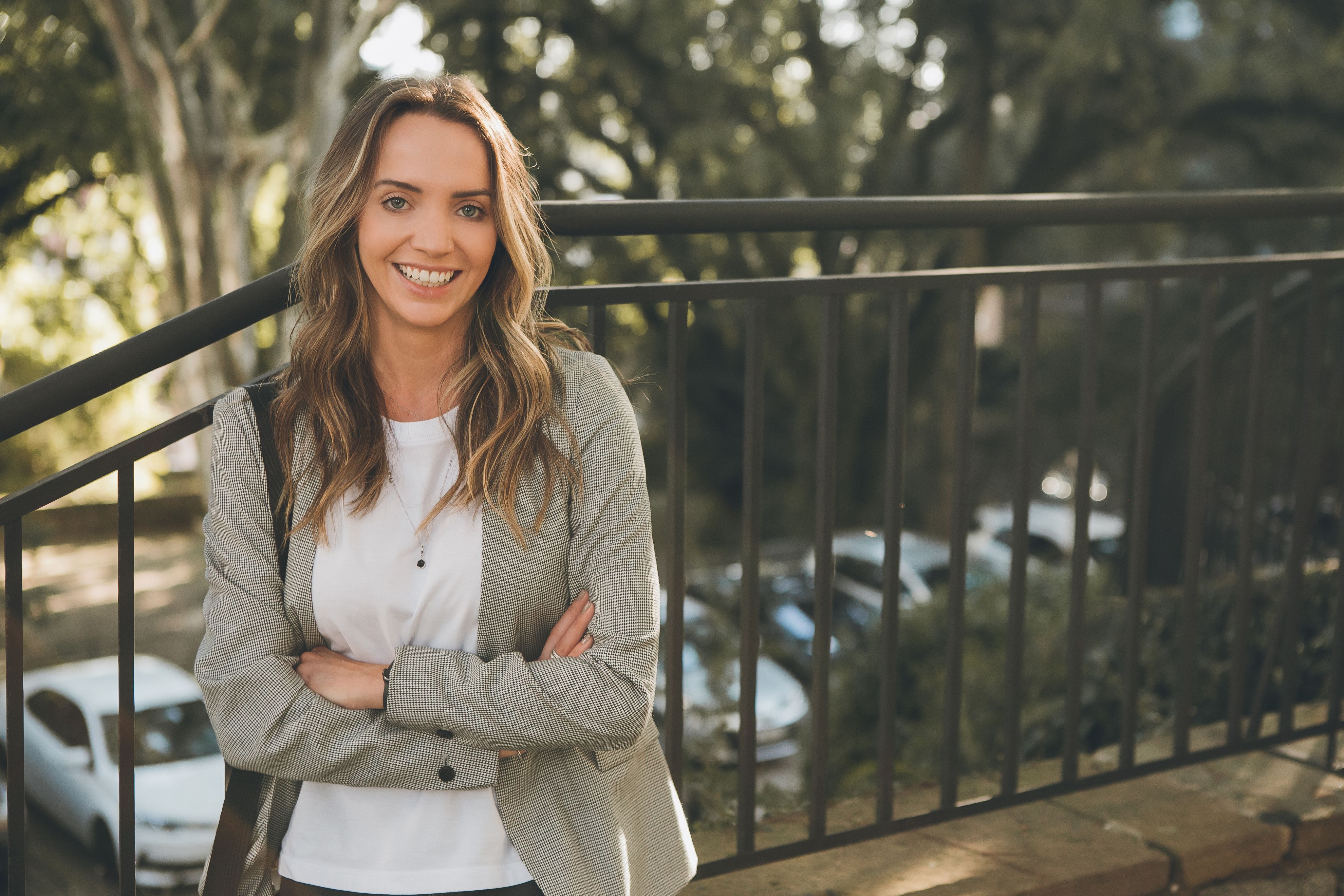 Com experiência nos setores financeiro e educacional, Emanuelle Smaniotto assume a direção da Escola de Negócios e Tecnologia