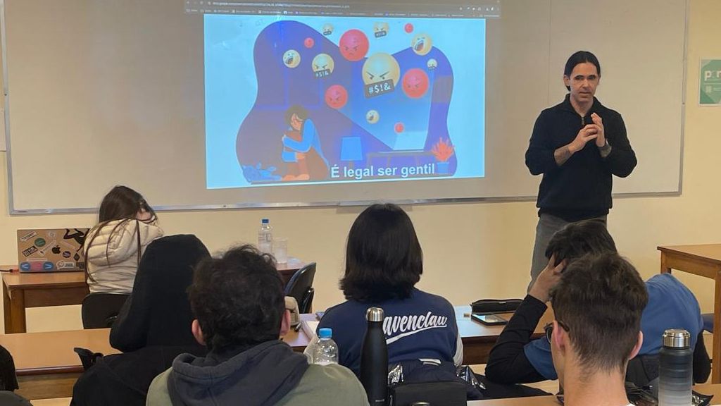Atitus aborda o cyberbullying em escolas de Ensino Médio de Porto Alegre