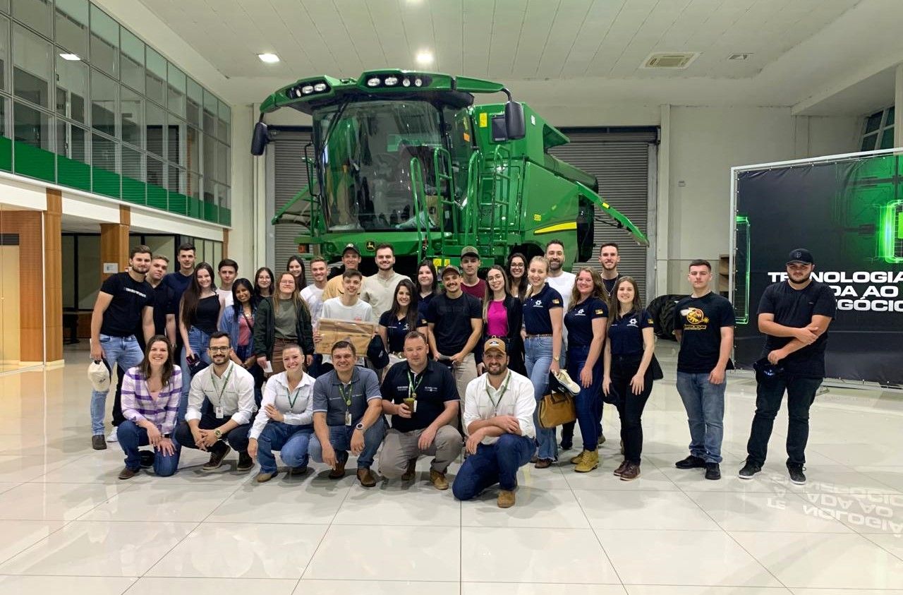 Estudantes de Agronomia da Atitus visitam SLC Máquinas John Deere