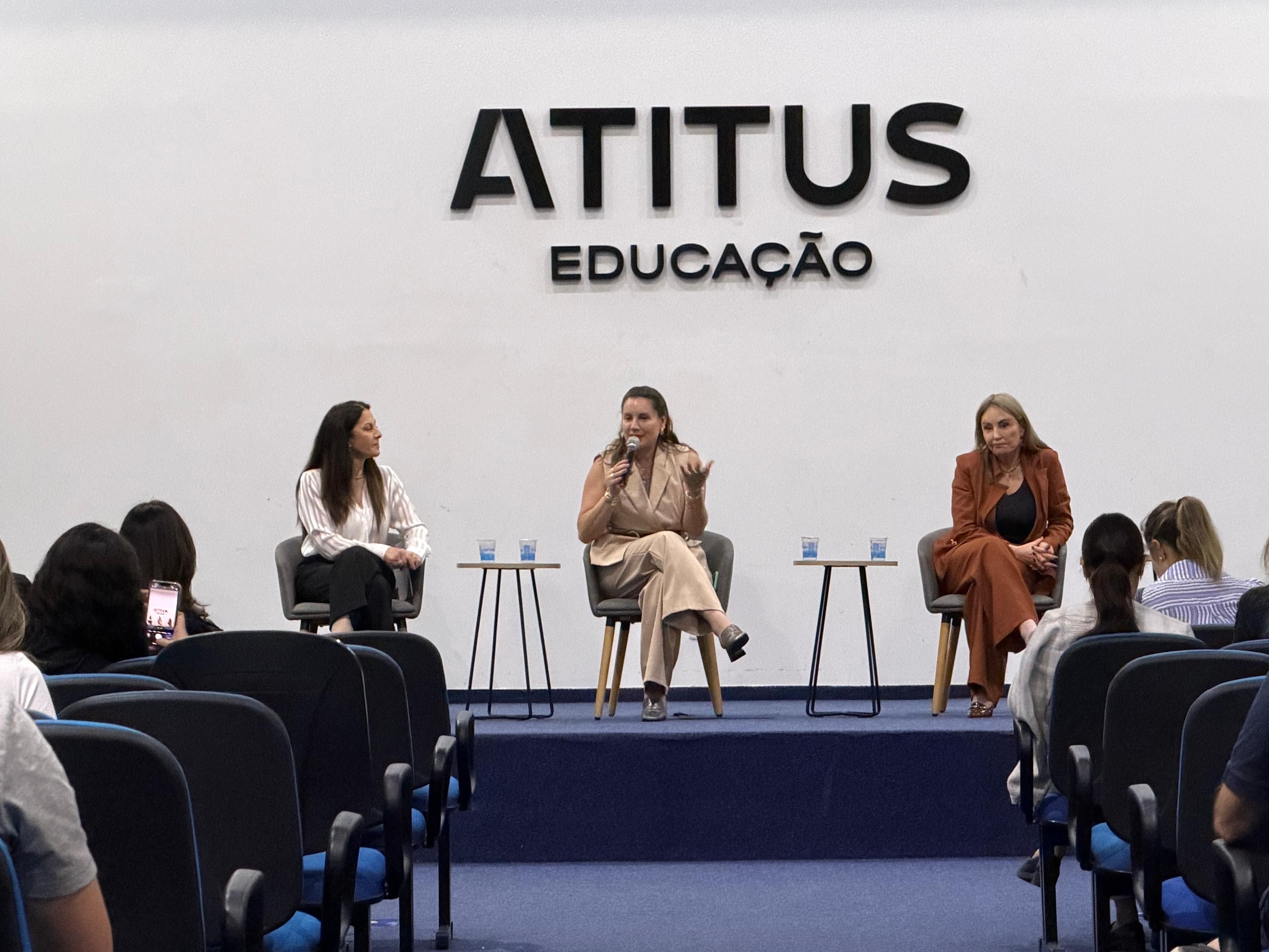 Escola de Direito da Atitus debate direitos e prerrogativas da mulher advogada com a presença da vice-presidente da OAB/RS