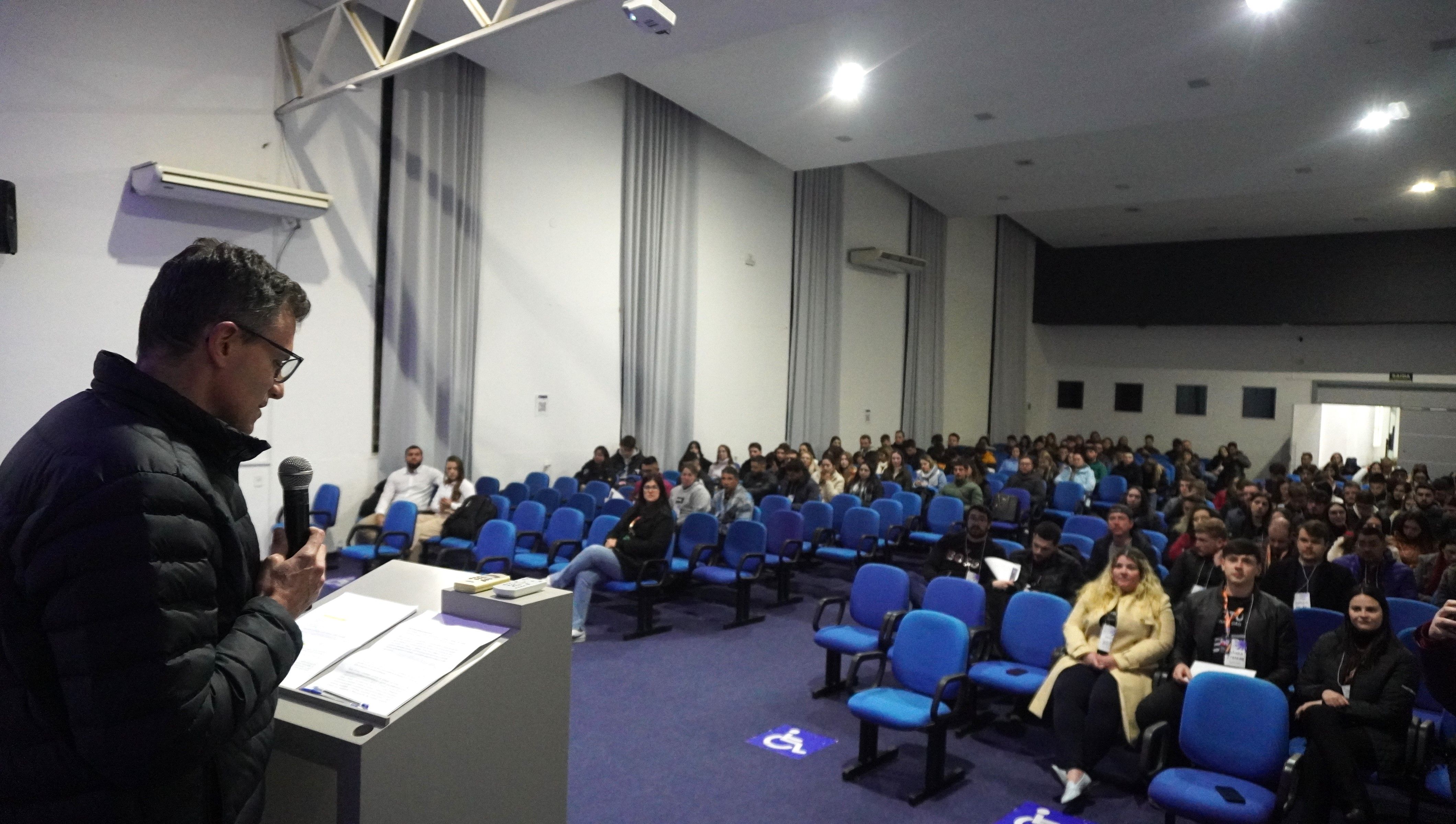 Poli Summit começa com palestras sobre novidades e tendências do mercado