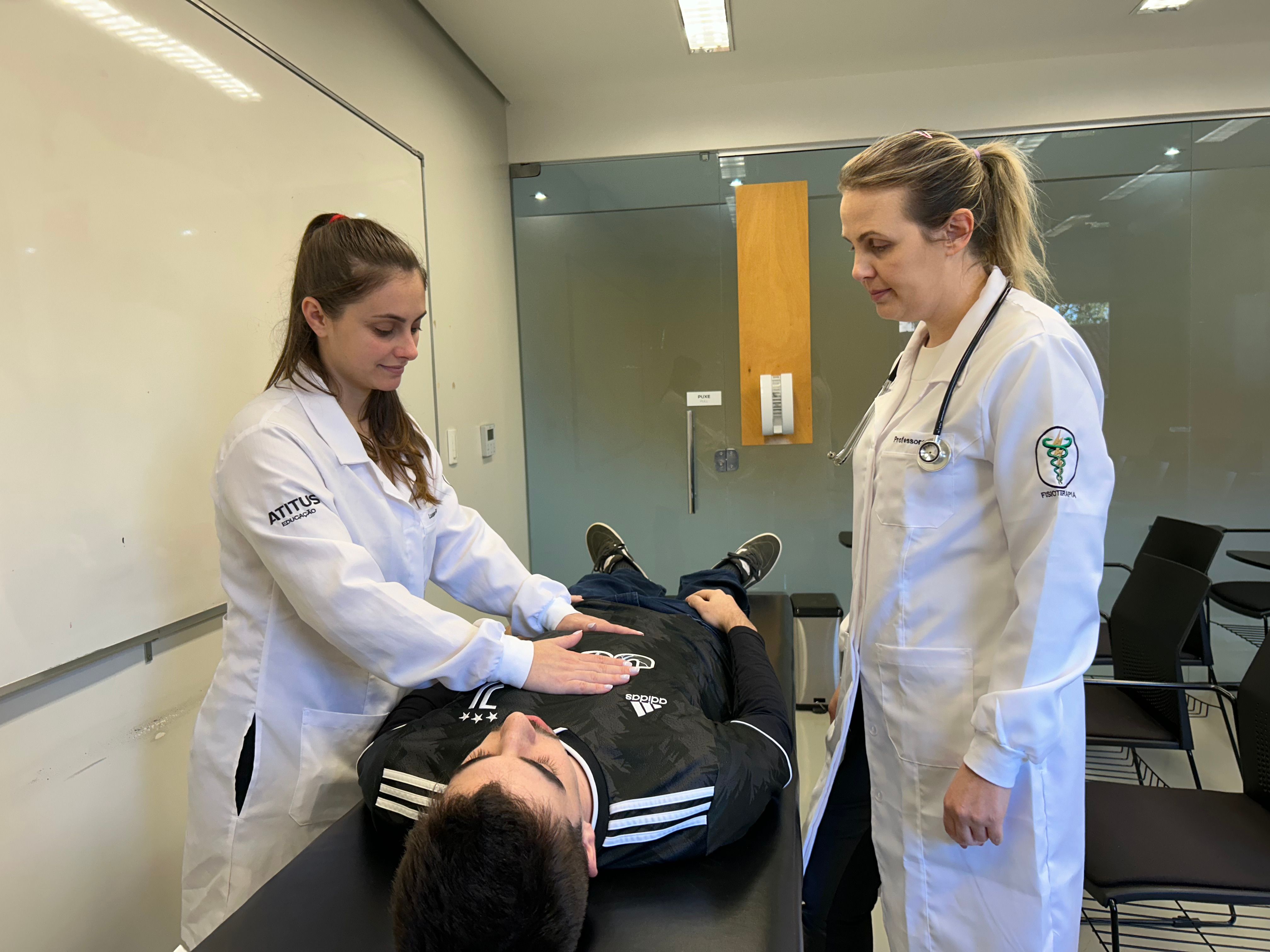 Estudantes de Fisioterapia da Atitus têm aulas práticas no Hospital de Clínicas