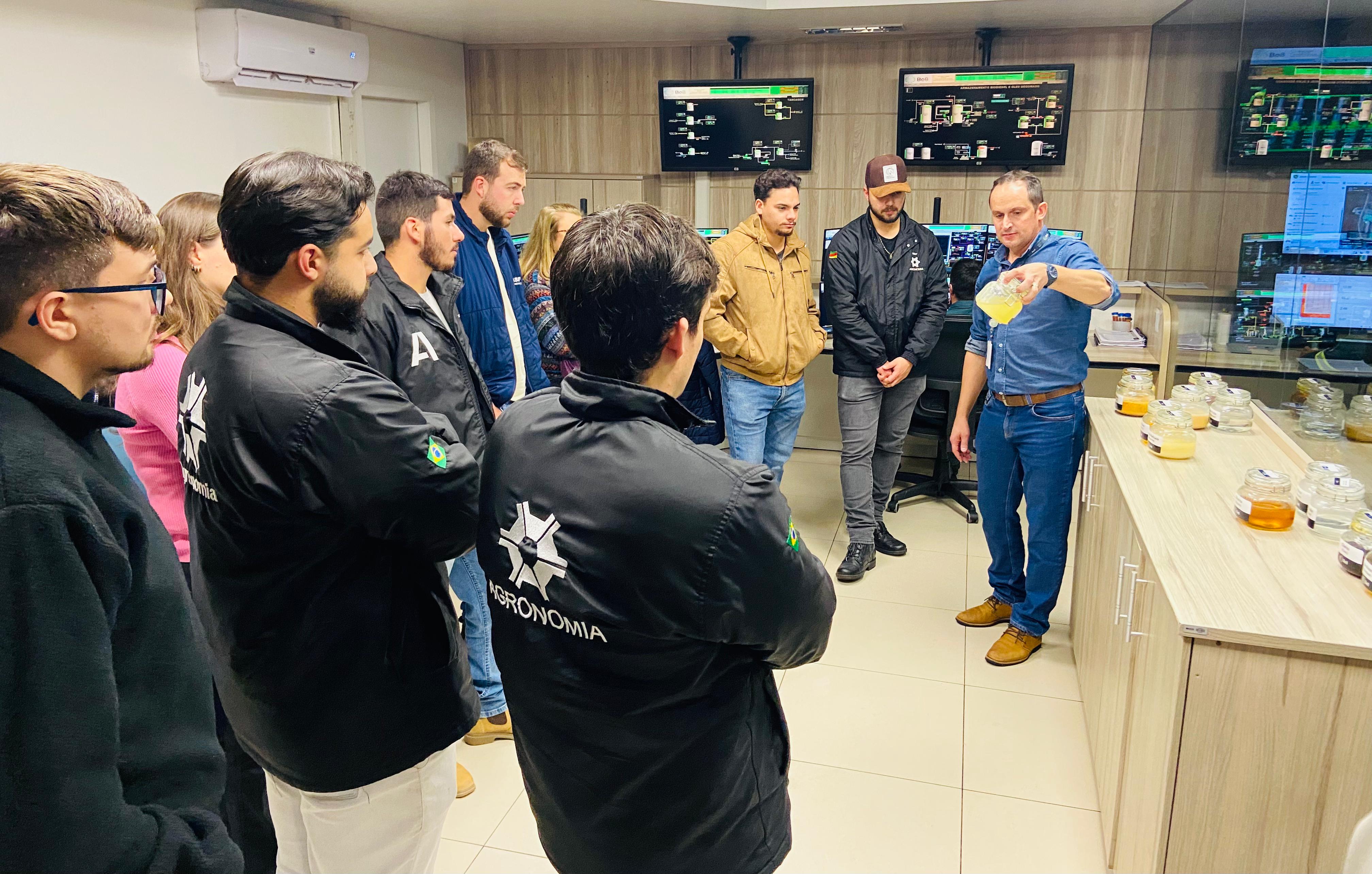 Atitus e Be8 fortalecem formação de estudantes de Agronomia com imersão na maior produtora de biodiesel do Brasil